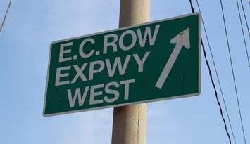 EC Row Exwy. W. sign in Windsor. (photo by Mike Vlasveld)