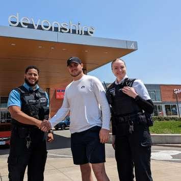 Windsor Police Constable Patrick Wojdylo with Devonshire Mall security officers. Photo courtesy Windsor Police/Twitter.