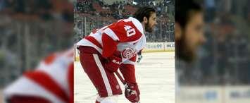 Henrik Zetterberg warms up before a January 31, 2010 game between the Detroit Red Wings and Pittsburgh Penguins at Mellon Arena in Pittsburgh, PA. (Photo by Michael Miller / via Wikipedia)