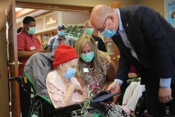 Windsor Mayor Drew Dilkens presents certificate to city centenarian, June 17, 2022. (Photo by Maureen Revait) 