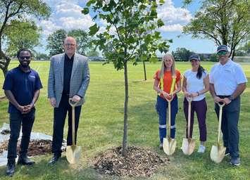 (City of Windsor Forester Yemi Adeyeye and Mayor Drew Dilkens pose with volunteers. Photo courtesy of the City of Windsor)