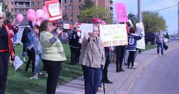 A rally outside Windsor Minor Hockey Association AGM after Dean Lapierre is reinstated as president, April 18, 2017. Photo by Maureen Revait) 