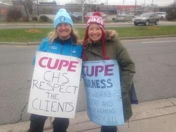 A rally for striking Canadian Hearing Society workers in Windsor, March 31, 2017. (Photo by Adelle Loiselle)