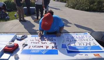 OPSEU member writing signs. September 11, 2025. (Photo by Natalia Vega)