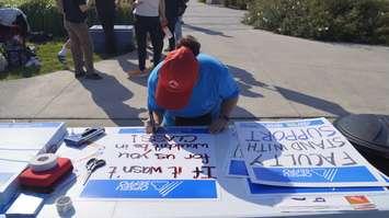 OPSEU member writing signs. September 11, 2025. (Photo by Natalia Vega)
