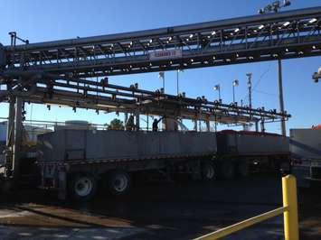 Workers emptying tomato wagons at Highbury Canco. October 16, 2015 (Photo by Kevin Black)