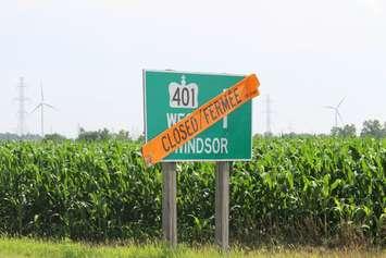 Signage approaching the WB 401 on-ramp at Bloomfield Rd., July 14, 2016 (Photo by Jake Kislinsky)
