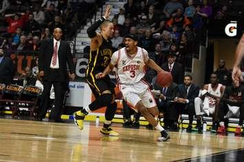 Maurice Jones of the Windsor Express inbounds the ball against the London Lightning, January 18, 2017. (Photo courtesy of the Windsor Express)