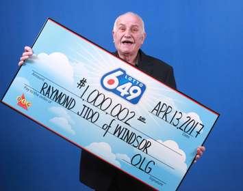 Lotto 6/49 winner Raymond Jido collects his cheque, May 11, 2017. (Photo courtesy the OLG)