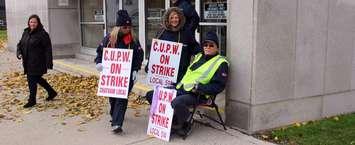Members of the Chatham post office picket outside the facility, taking their turn in the rotating Canada Post strike. November 7, 2018. (Photo by Greg Higgins)