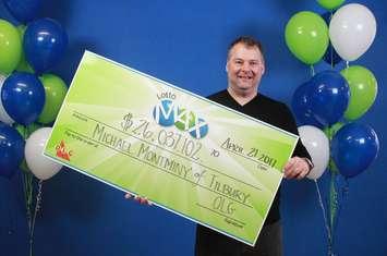 Mike Montminy receives big cheque at the OLG Prize Centre in Toronto.  (Photo courtesy of OLG)