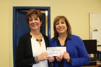 Cindy Vinall with the Canadian Cancer Society presents Sue Dunn with her winnings from the Canadian Cancer Society lottery, January 17, 2017. 