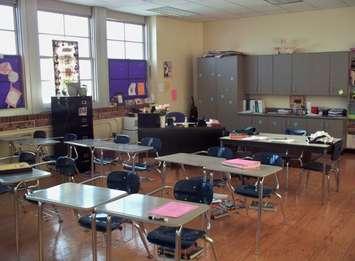 An empty classroom in a school. Photo by tmccombs from Pxhere)