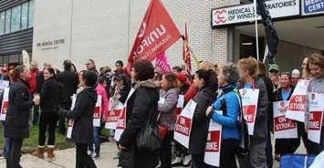 Employees of the Medical Labs of Windsor rally outside the lab on Ouellette Ave. October 13, 2017. (Photo by Maureen Revait) 
