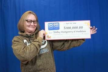 Shelley Montgomery shows off her lottery winnings (Provided by the OLG) 

