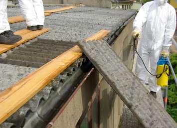 Workers remove asbestos panels (© Can Stock Photo / LianeM)