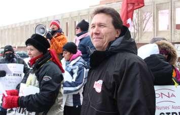 Unifor Local 200 President Chris Taylor joins ONA members in a rally outside of Windsor Regional Hospitals Met Campus, February 3, 2015. (Photo by Mike Vlasveld)